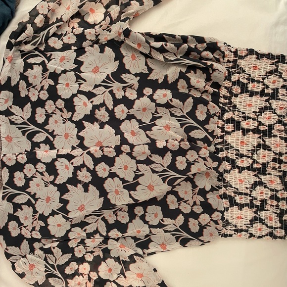 Hudson’s bay long sleeve flower top - Picture 3 of 3